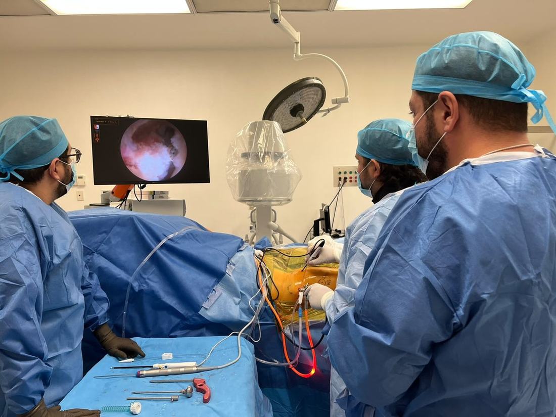 El Dr. Nicolás Urueta y su equipo durante una artroscopia de cadera en quirófano